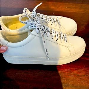 Selling Givenchy sneakers size 39!